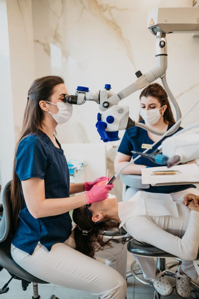 Endodoncja zęba pod mikroskopem wykonywane przez stomatologa