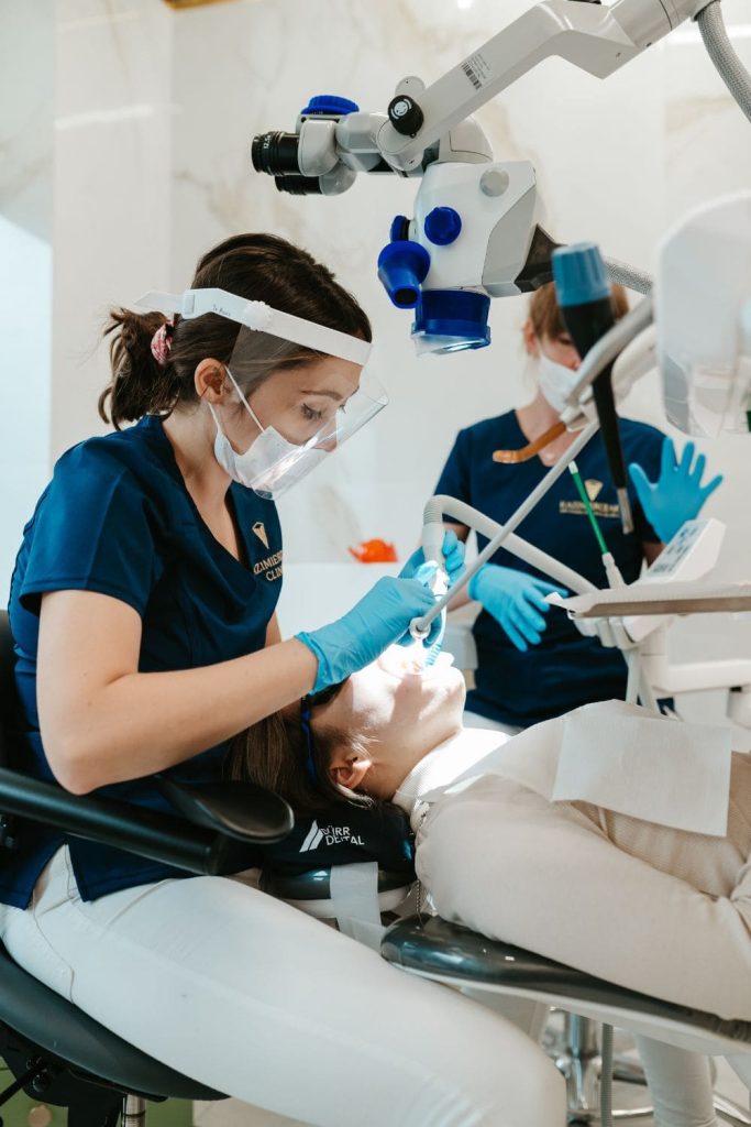 Leczenie endodontyczne zęba pod mikroskopem wykonywane przez stomatologa